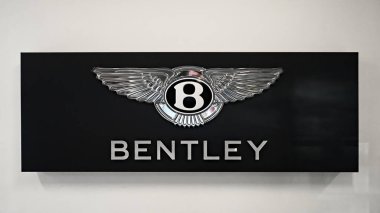 Honolulu, Hawaii - 12 Ocak 2024 Bentley Motors 'un lüks otomobil bayii ofis duvarındaki duvar amblemi.