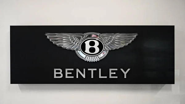 Honolulu, Hawaii - 12 Ocak 2024 Bentley Motors 'un lüks otomobil bayii ofis duvarındaki duvar amblemi.