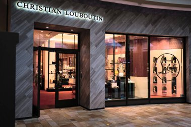Honolulu, HI - 9 Ocak 2024: Christian Louboutin marka alışveriş merkezi mağazası dış görünüş 