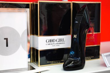 Honolulu, HI - 12 Ocak 2024: Venezuelalı moda tasarımcısı Carolina Herrera markası İyi Kız yüksek topuklu şişe etiketli.