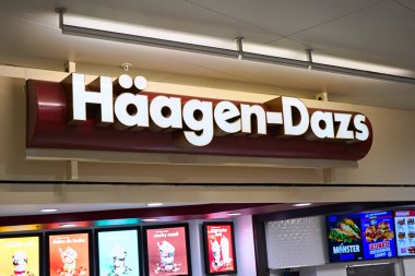 Honolulu, HI - 24 Aralık 2023: Haagen-Dazs dondurma üreticisi mağaza tabelası Ala Moana Alışveriş Merkezi gıda mahkemesi.