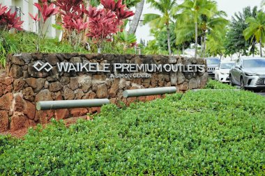 Waipahu, HI - 23 Aralık 2024: Waikele Premium Outlets, Simon Property Group Hawaii 'de lüks alışveriş girişi tabelası.
