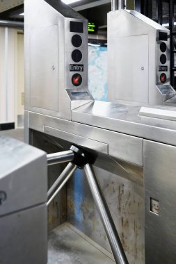 Turnstile bariyeri New York 'taki toplu taşıma trenine giriş yapıyor.