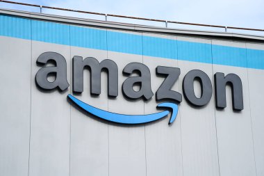 Bronx, New York - 22 Ekim 2023: Amazon dolum merkezi, New York 'ta logo tabelasının kapatıldığı depo.