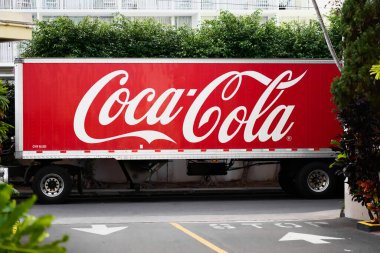 Honolulu, HI - 21 Ocak 2025: Coca-Cola şirketi logosu dağıtım kamyonu karavanında.
