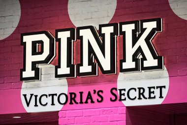 Honolulu, HI - 21 Ocak 2025: Ala Moana alışveriş merkezindeki PINK bayanın iç çamaşırı ve aksesuar dükkanı tabelası. PINK, Victoria 's Secret markasının gençlere ve genç kadınlara yönelik bir uyarlamasıdır.. 