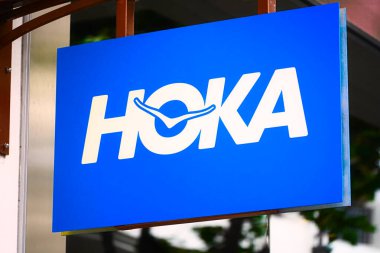 Honolulu, HI - 22 Ocak 2025: Deckers Markaları: Hoka One One, popüler Amerikan spor giyim ve ayakkabı şirketi logosu perakende satış mağazasında..