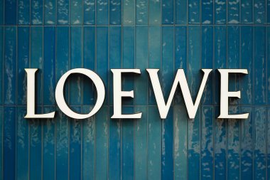 Honolulu, HI - 22 Ocak 2025: LVMH Mot Hennessy Louis Vuitton SE Ala Moana alışveriş merkezinde LOEWE marka logo tabelasının sahibi.