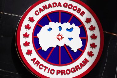 22 Ocak 2025 - Honolulu, HI: Canada Goose Holding Inc., Ala Moana alışveriş merkezindeki mağazada Kanadalı giyim markası logosu. 