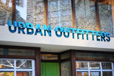 Honolulu, HI - 16 Ocak 2025: Waikiki 'de Urban Outfitters marka mağaza girişi ve tabelası