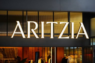 Honolulu, HI - 22 Ocak 2025: Ala Moana Alışveriş Merkezi 'nde Kanadalı günlük lüks kadın spor giyim markası Aritzia LP mağaza vitrini tabelası.