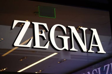 Honolulu, HI - 22 Ocak 2025: İtalyan lüks moda evi Ermenegildo Zegna NV Ala Moana alışveriş merkezindeki mağaza tabelası.