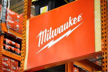 New York, ABD - 26 Ocak 2025: Amerikan alet üreticisi Milwaukee Electric Tool Corporation reklam pankartı büyük gişede. Milwaukee markası TTI Group 'un bağımsız bir yan kuruluşu.