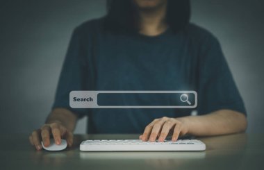 Kadın boş arama çubuğuyla internet veri bilgilerini araştırıyor. Arama motoru optimizasyonu SEO ağ konsepti. Masada bilgisayar laptopuyla çalışan iş adamı.