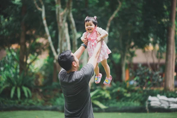 아시아 사람들은 아버지가 공원에서 즐거운 시간을 보내는 좋아한다 가족에 아버지와 — 스톡 사진