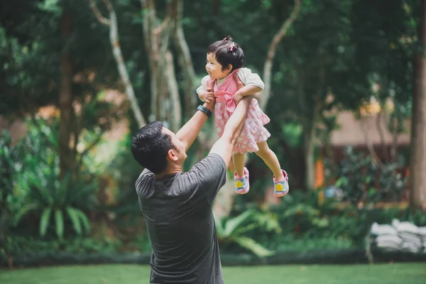 아시아 사람들은 아버지가 공원에서 즐거운 시간을 보내는 좋아한다 가족에 아버지와 — 스톡 사진