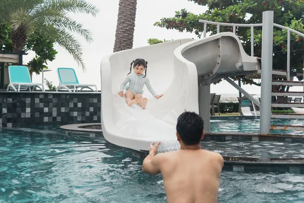 Ασιάτης Πατέρας Και Κόρη Κολυμπούν Παίζοντας Slide Pool Στην Πισίνα — Φωτογραφία Αρχείου