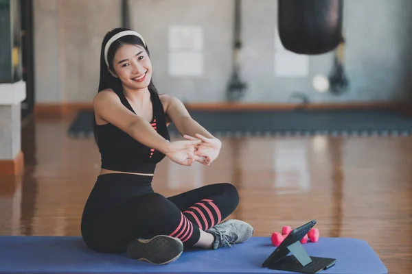 Deportista Asiática Sentada Esterilla Yoga Haciendo Ejercicio Estiramiento Con Ejercicios — Foto de Stock