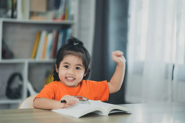 Азійська Дівчинка Яка Тримає Збільшуюче Скло Піднімає Вашу Ручну Читальну — стокове фото