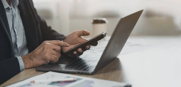 Schnittzeichnung Geschäftsmann Mit Smartphone Laptop Auf Dem Tisch Handy Suchen — Stockfoto