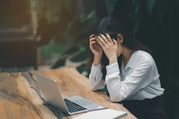 自宅のノートパソコンで仕事をしながらストレスの多いうつ病悲しい時間を頭の上に手をアジアのフリーランスの女性 うつ病の女性は自宅から働く悲しいシリーズ どこにいても — ストック写真