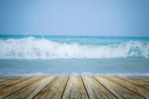 木地板在地平线上的前景热带波浪水沙沙滩 淡蓝色的大海背景 带着淡淡的暑假 阳光照射在阳光下 天空飘扬在夏日的云彩上 — 图库照片