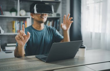 VR gözlük takan Asyalı adam sanal küresel internet bağlantısı metaverse, işaret parmağı kullan dijital kilide dokun, Metaverse teknoloji yönetimi, veritabanına çevrimiçi erişim, gelecekteki teknoloji.