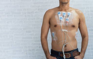 Göğsünde 24 saatlik elektrokardiyogram monitörü olan bir adam, elektrod ritm Holter monitörü ve bir adamın göğsünde kan basıncı monitörü olan bir adam. Sağlık hizmeti kalp hastalığı konsepti.