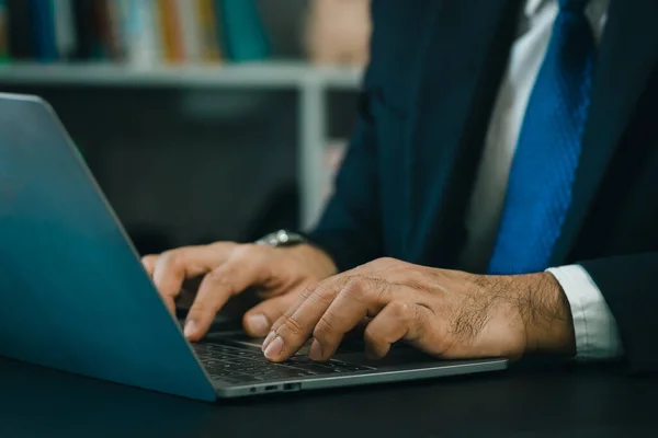 Close Hand Business Man Wearing Suit Typing Working Laptop Computer — Stockfoto