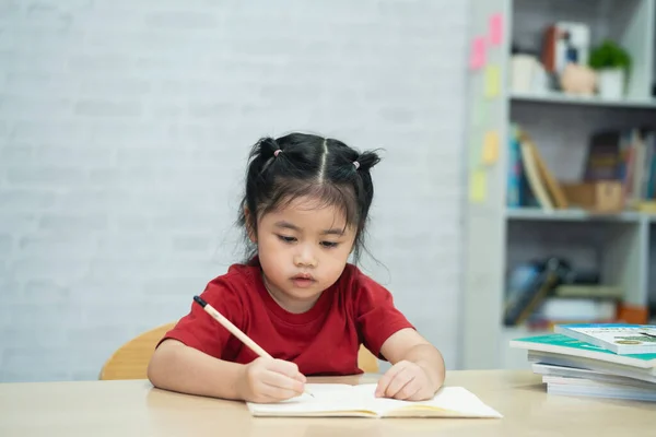 Asiatica Bambina Che Indossa Una Camicia Rossa Scrivere Note Nel — Foto Stock