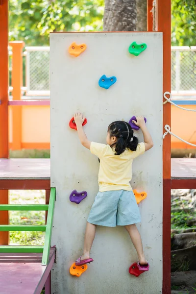 Mignon Asiatique Fille Sourire Escalade Échelle Jouer Sur École Jardin — Photo