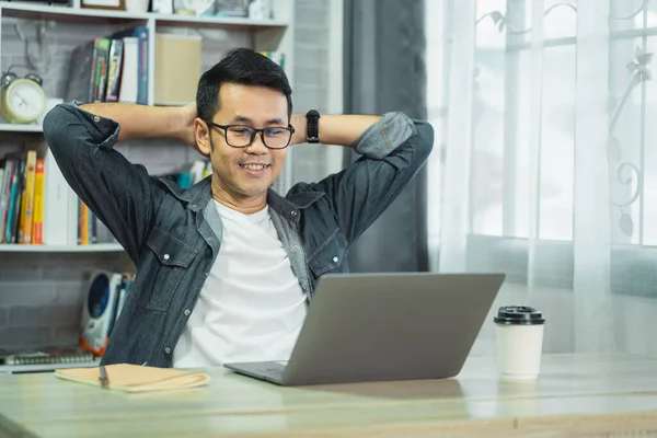 Alegre Hombre Asiático Freelancer Con Gafas Sonriendo Después Del Trabajo — Foto de Stock