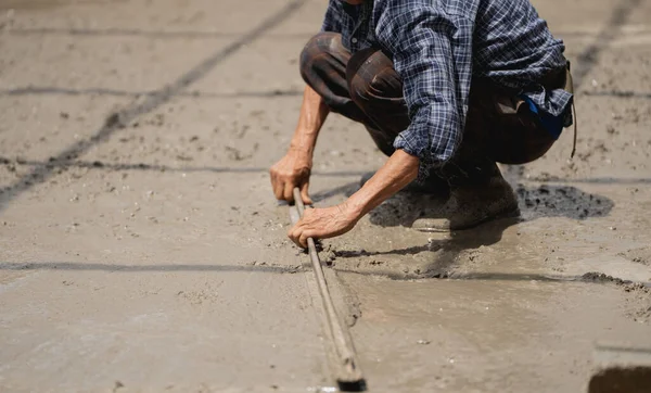 Constructor Experto Vierte Cemento Suelo Esculpiendo Una Base Sólida Para — Foto de Stock