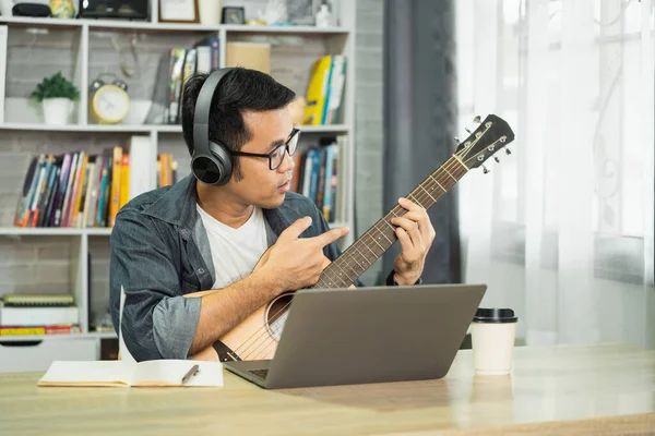 Asian Man Musicians Wearing Headphone Learning Guitar Online Video Mastering — Stock Photo, Image