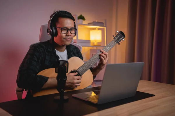 Asian Man Youtuber Live Streaming Perfomance Playing Guitar Sing Song — Stock Photo, Image