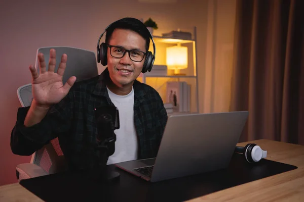 Asian Influencer Man Wearing Glasses Smile Youtuber Using Laptop Live — Stock Photo, Image