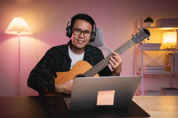 Asian Man Youtuber Live Streaming Perfomance Playing Guitar Sing Song — Stock Photo, Image
