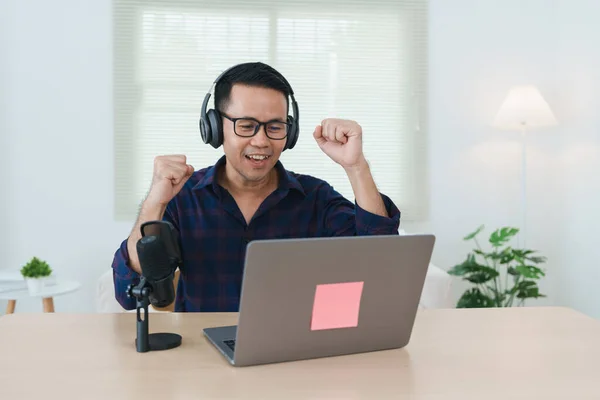 Asian Influencer Man Wearing Glasses Smile Youtuber Using Laptop Live — Stock Photo, Image