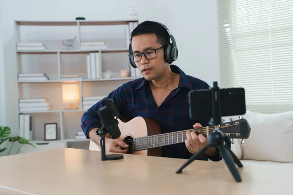Asian Man Youtuber Live Streaming Performance Playing Guitar Sing Song — Stock Photo, Image