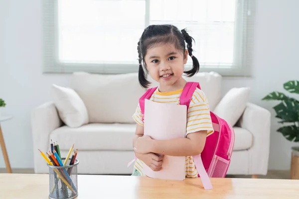 亚洲幼儿园的学生背着粉红的书包笑着背着背包 拿着笔记本去学校上课 兴奋的女儿很高兴去上学 回到学校的概念 — 图库照片