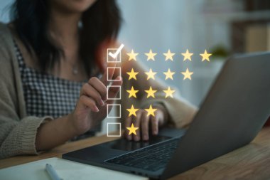 Kapanışta, iş kadını parmakla işaret ederek sanal ekran hizmeti deneyimi ve ürün kalitesi ya da personel arkadaşlığı ve fiyatın genel değerine dokunuyor. Müşteri değerlendirmesi memnuniyet geri besleme anketi.