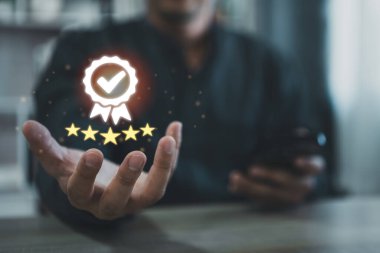 Mobil sanal ikon kullanan bir adam beş yıldızlı premium hizmeti sağlıyor. Yüksek standartları gösteren akıllı telefon kullanımı garanti, hizmet kalitesi, beş yıldız garantisi. Kaliteyi garantile.