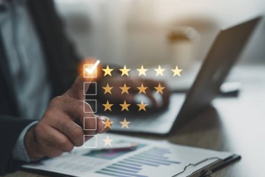 Yakın mesafede, işadamı parmağı ile sanal ekran hizmeti deneyimi ve ürün kalitesi veya personel arkadaşlığı ve fiyatın genel değerine dokunun. Müşteri değerlendirmesi memnuniyet geri besleme anketi.