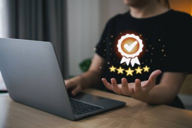 İş kadını elinde sanal bir ikon tutarak beş yıldızlı premium hizmeti sunuyor. Yüksek standartlar gösteren el kadını garanti, hizmet kalitesi, teminat beş yıldızdır. Kaliteyi garantile.