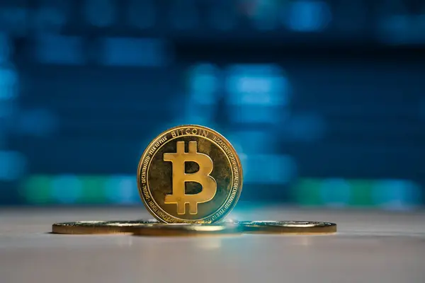 Bitcoin altın sikke ve çözülmüş grafik arka plan, kripto para bitcoin yarı yarıya konsept. Ekonomik büyüme ve temel mali yatırım işi, Para, Teknoloji ve kripto para birimi.
