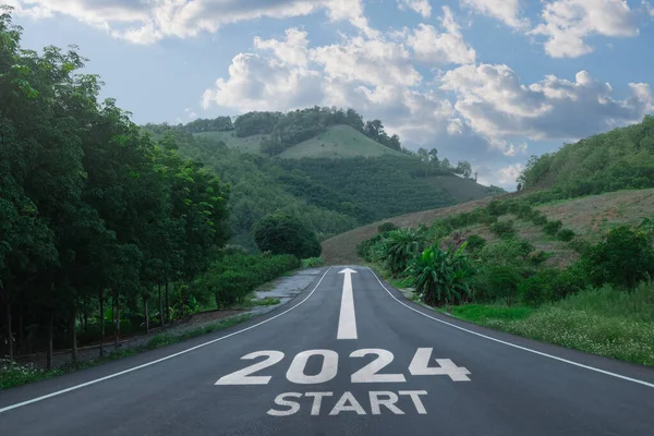 받으세요 2024 2024 시작을 상징합니다 문자는 도로에있는 도로에 2024를 개념을 스톡 이미지