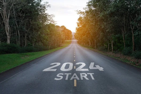 Mutlu yıllar 2024 yeni yılın başlangıcını sembolize ediyor. Mektup 2024 'te doğaya giden yolda başlıyor. Ağaç çevre ekolojisi ya da yeşillik duvar kağıdı kavramı var..