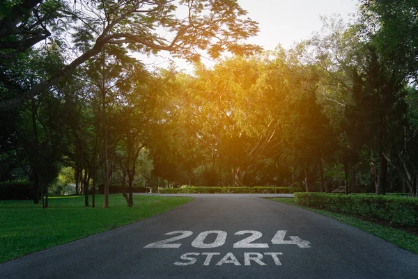 받으세요 2024 2024 시작을 상징합니다 문자는 도로에있는 도로에 2024를 개념을 스톡 사진