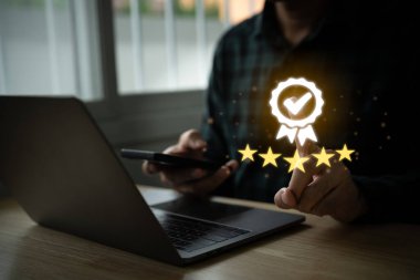 Mobil sanal ikon kullanan bir adam beş yıldızlı premium hizmeti sağlıyor. Yüksek standartları gösteren akıllı telefon kullanımı garanti, hizmet kalitesi, beş yıldız garantisi. Kaliteyi garantile.
