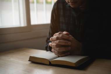 Kapatın elinizi. İncil 'deki Hıristiyan inanç, maneviyat ve din kavramında, insanlar Tanrı' ya dua etmek için el ele tutuşuyorlar. Evdeki dua İncili.
